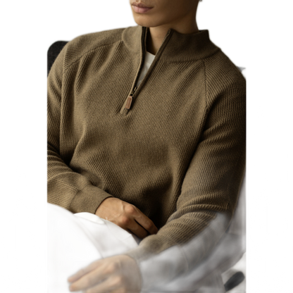Sweater de lana hombre color café tierra, cuello alto