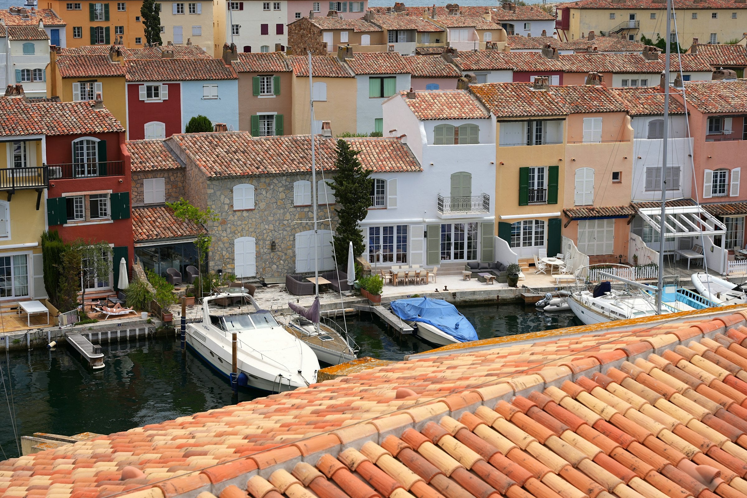 Puerto de Port Grimaud en la Riviera Francesa, casas junto al canal y veleros amarrados