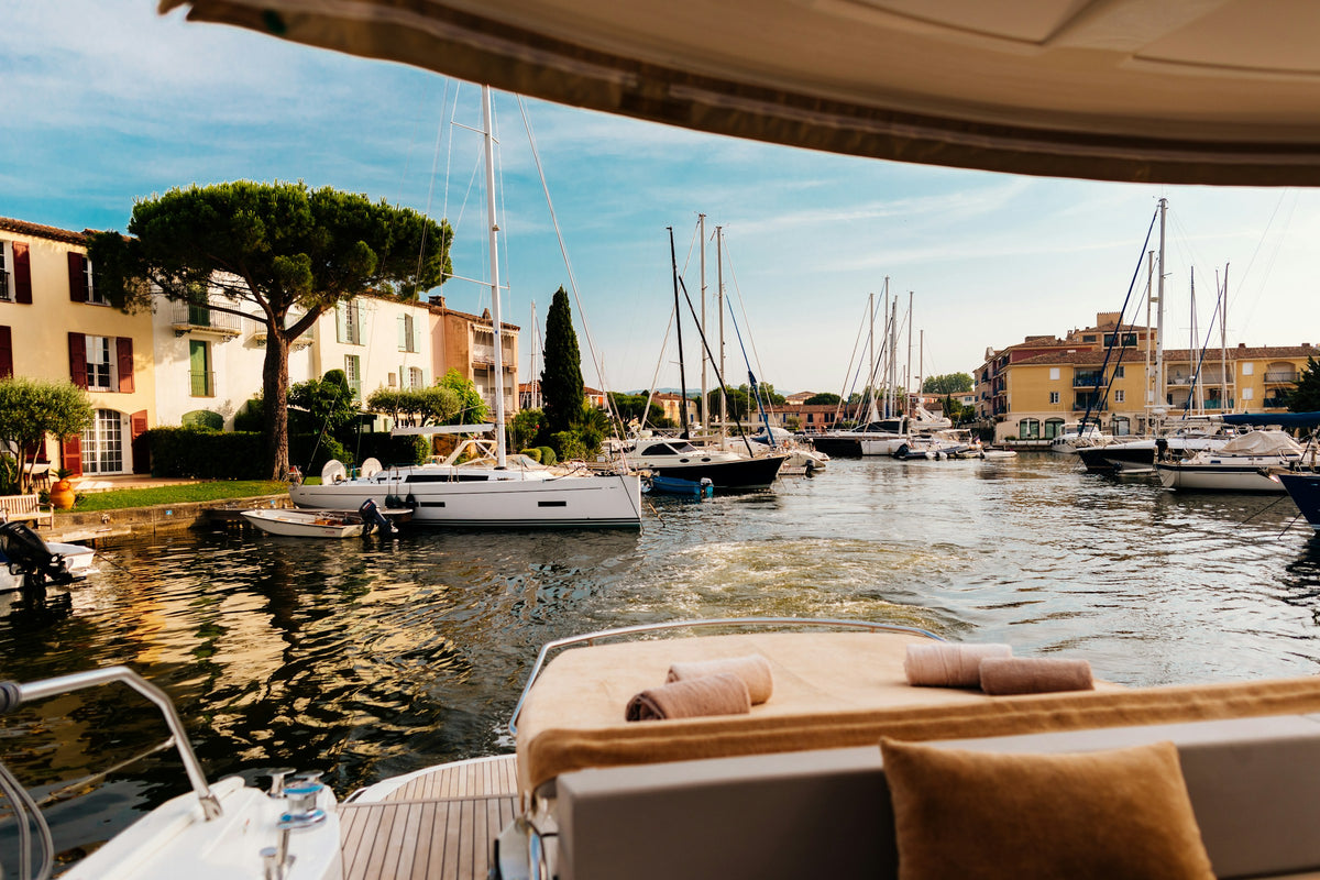 Puerto de Saint-Tropez con veleros al atardecer